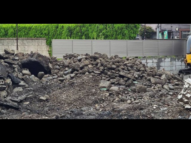 木造2階建て、倉庫解体工事(埼玉県戸田市下戸田)地中埋設物撤去の様子です。